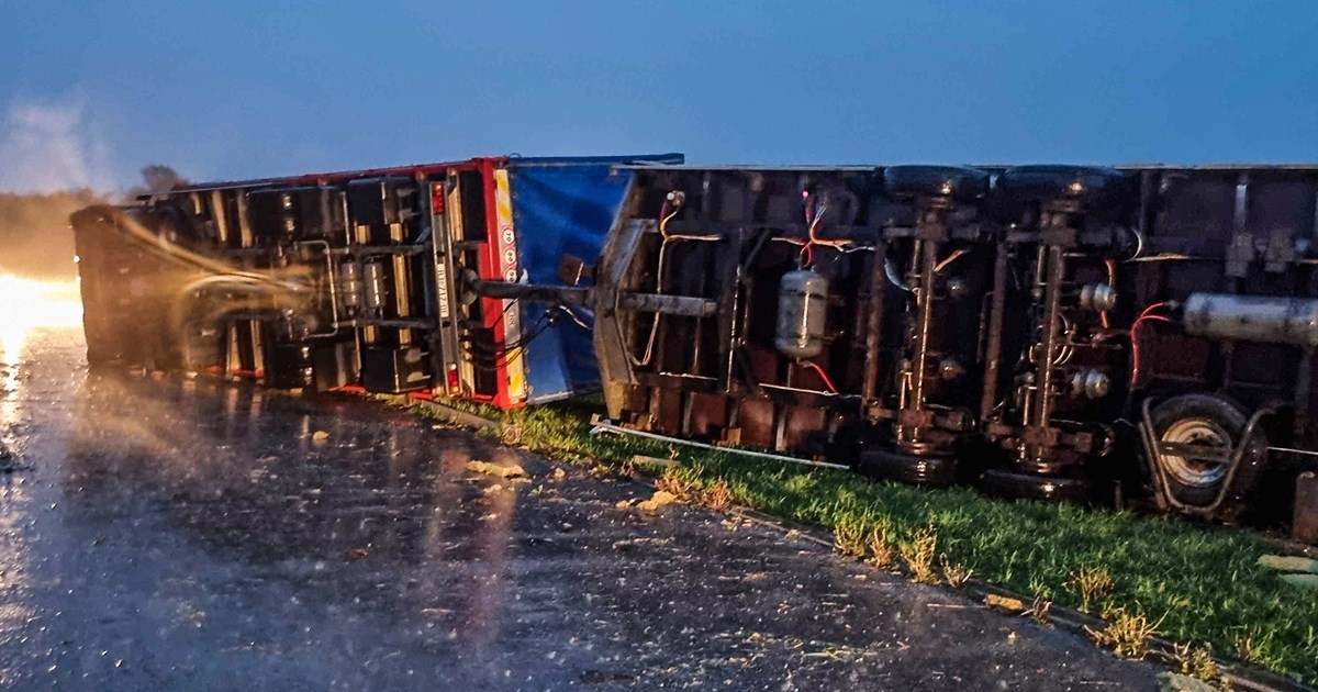 VIDEO Oluja uništavala Čazmu, nema struje. Srušeni krovovi, stablo palo na djevojčicu