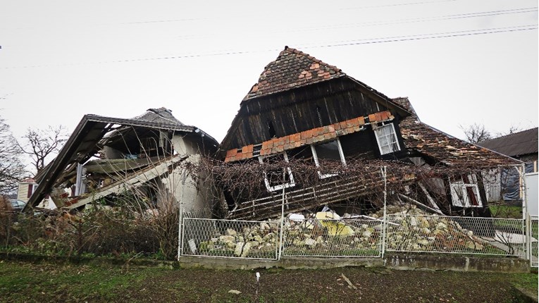 Netko je na Baniji provalio u školu i par kuća i stanova oštećenih u potresu