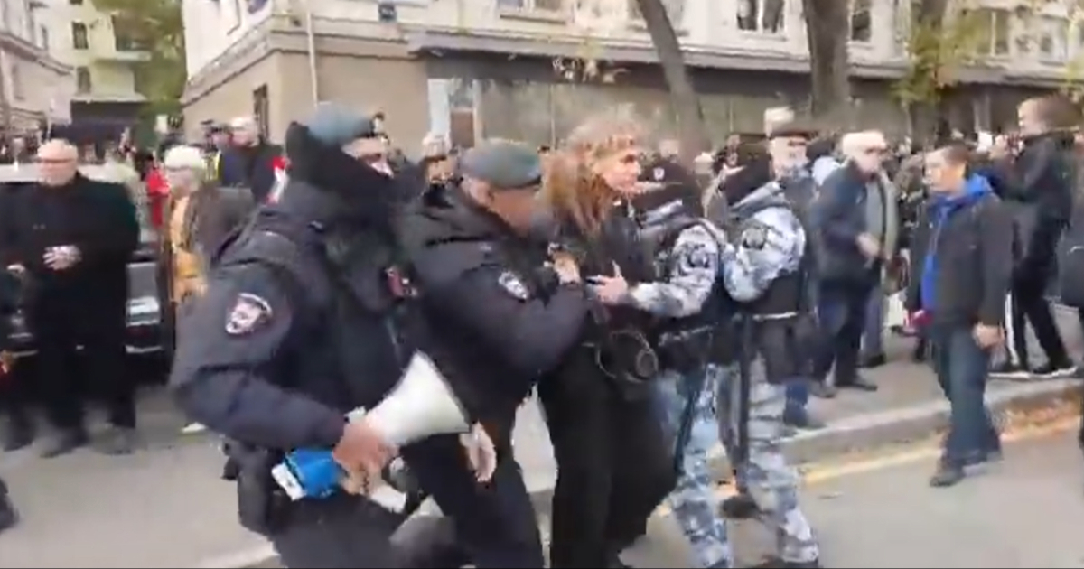 Komunisti bliski Putinu organizirali skup, čuli se povici "Dolje car". 60 uhićenih