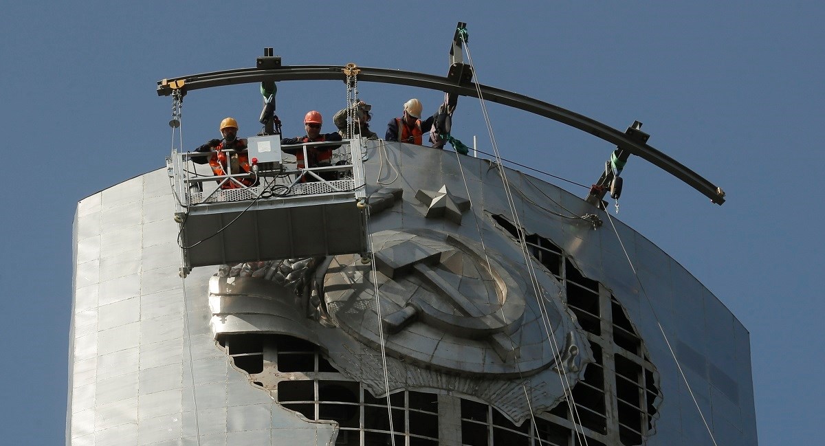 Ukrajinci uklonili srp i čekić s golemog kipa Domovine u Kijevu