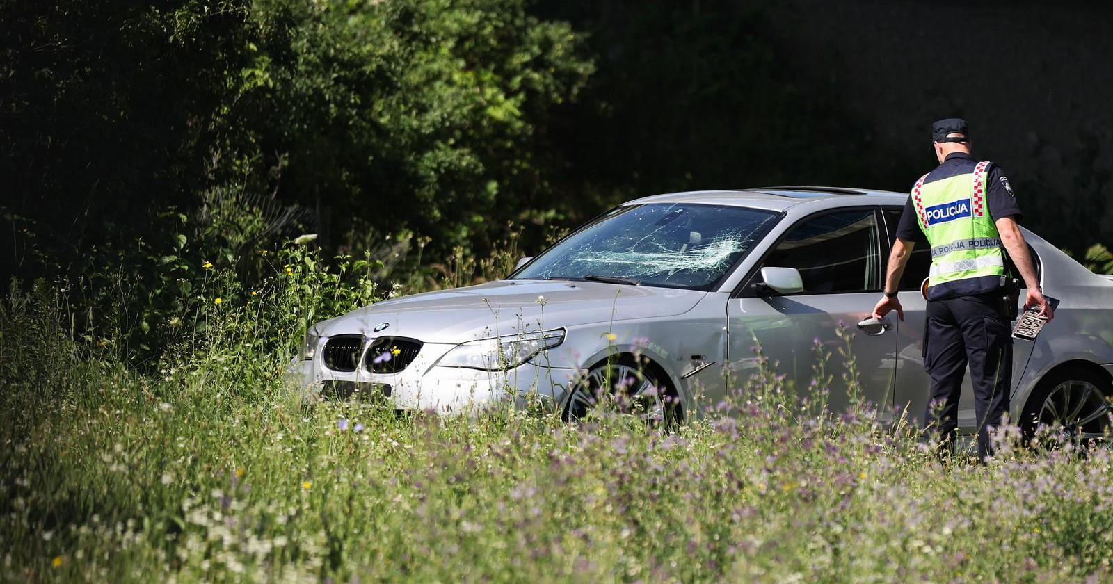 FOTO Mladić u BMW-u bježao policiji, zabio se u njih i napao ih. Pogledajte kaznu