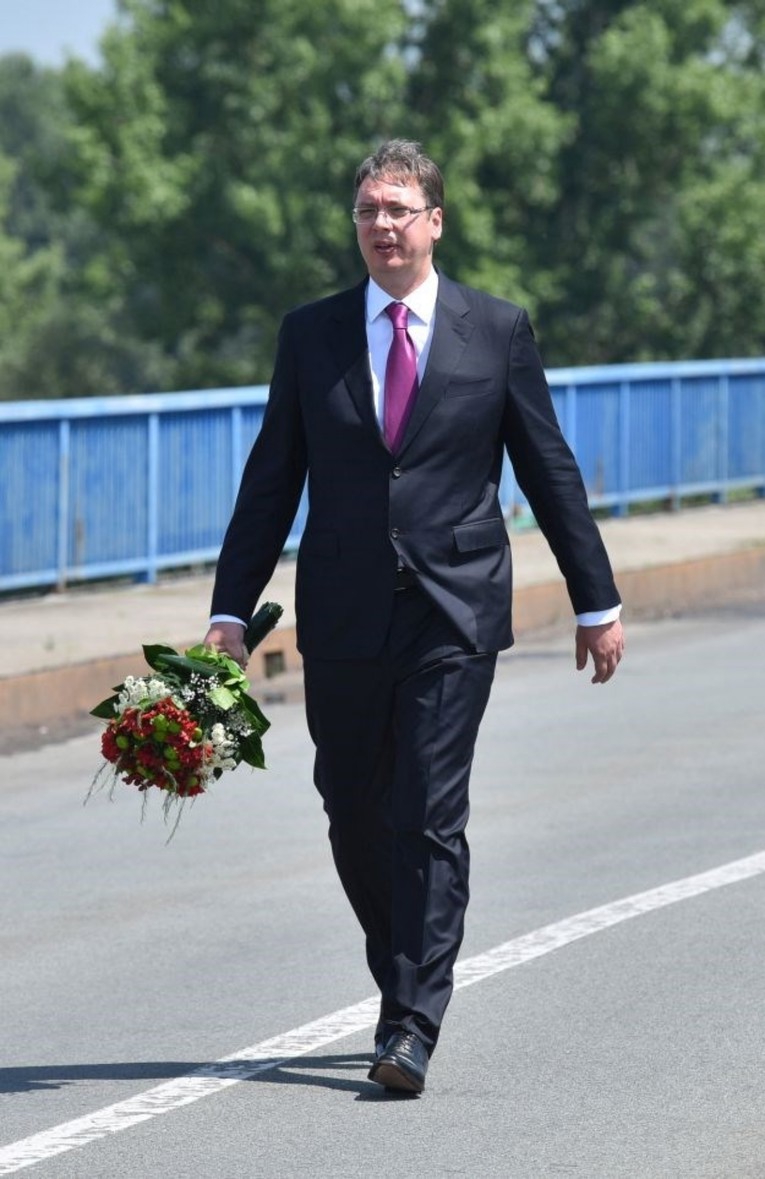 Vučićeve fotke uz hit Flowers postale su hit na internetu, sasvim je jasno zašto
