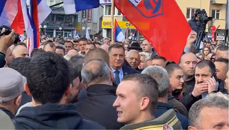 Tisuće na skupu potpore Dodiku, pjevali "Schmidte, ubit će te lole vrljikama"