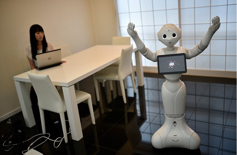 VIDEO Za starije u Japanu sve se više brinu roboti
