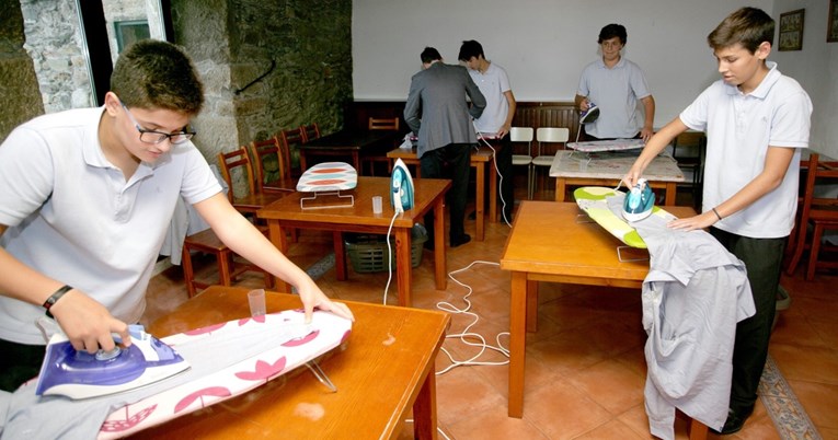 Dječaci u španjolskoj školi uče šivati, kuhati, glačati i prati odjeću