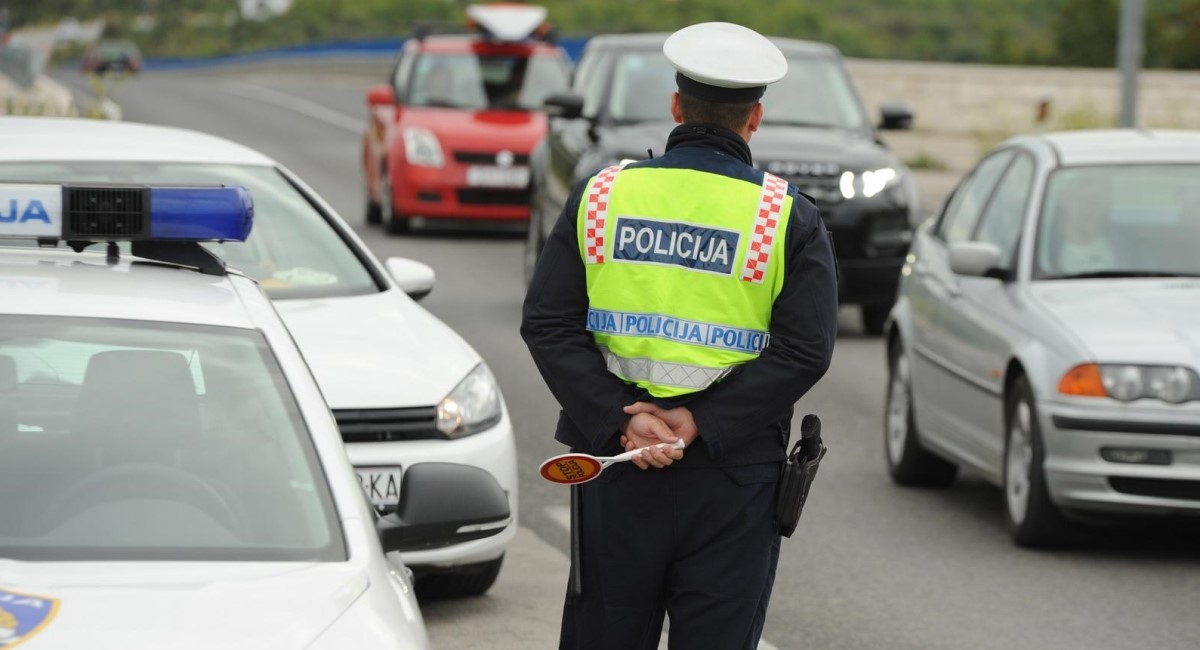 Pijani vozač ubacivao novčanice u policijski auto. Završio je u zatvoru