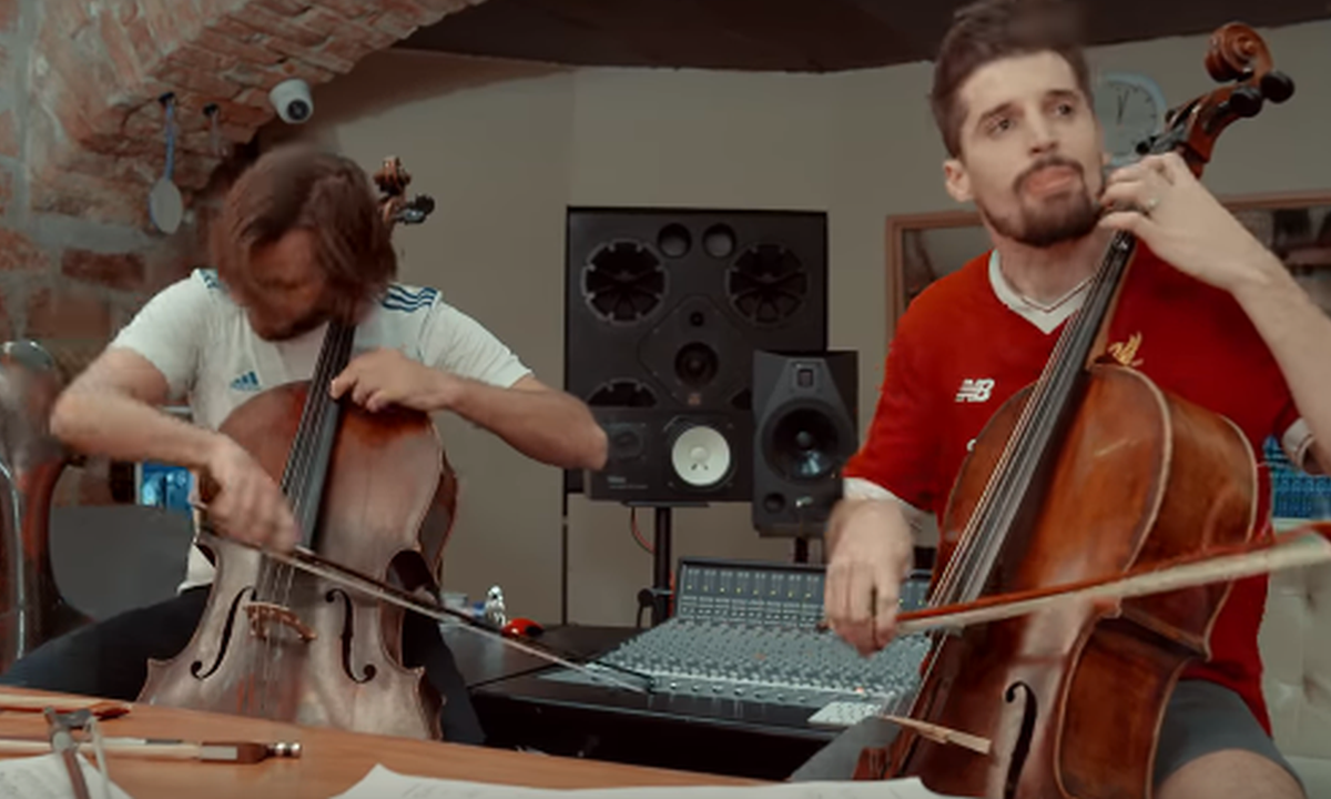 2Cellos prije nastupa na finalu Lige prvaka odjenuli nogometne dresove i zasvirali žestoki hit