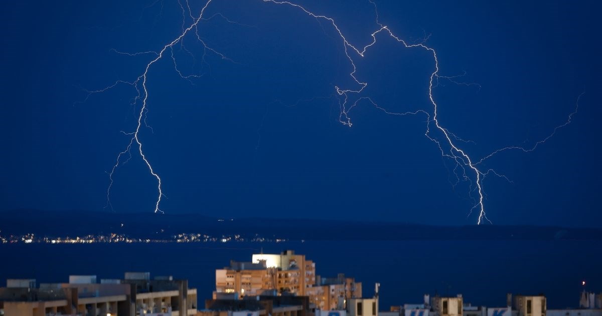 Pogledajte fotografije munja nad Bračem