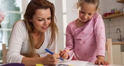 Mama ne želi da joj se djeca opterećuju domaćom zadaćom pa je piše umjesto njih