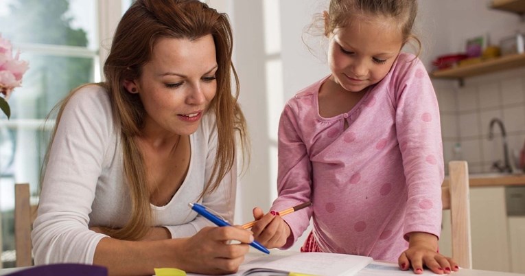 Mama ne želi da joj se djeca opterećuju domaćom zadaćom pa je piše umjesto njih
