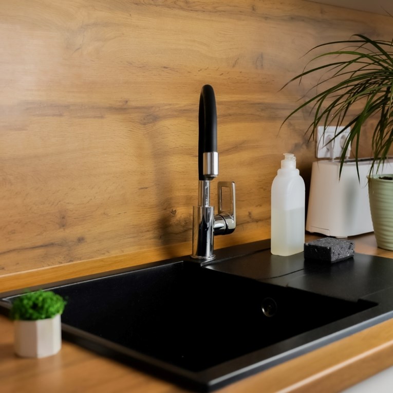 U kuhinji imate crni granitni sudoper? S ovim sastojcima ćete ga najbolje očistiti