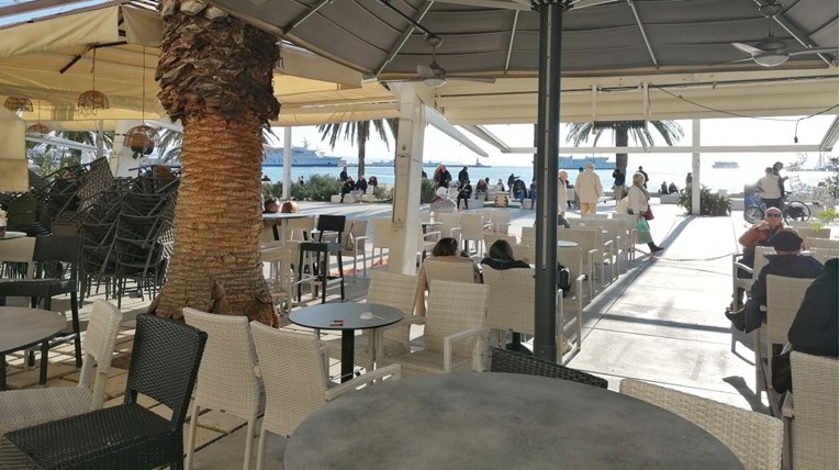 FOTO Splićani uživali na suncu, sjeli na terase kafića s kavama za van