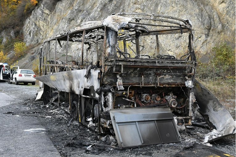 Na Papuku se zapalio bus pun djece, ništa nije ostalo od njega. Nema stradalih