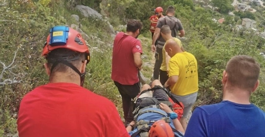FOTO Turist slomio nogu na brdu iznad Omiša, spasili ga HGSS-ovci