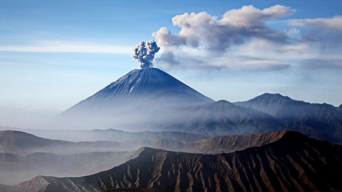 U erupciji vulkana u Indoneziji poginulo 15 ljudi, traga se za nestalima
