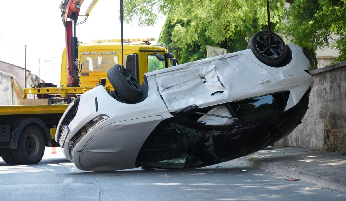 Auto u Puli završio na krovu - Index.hr