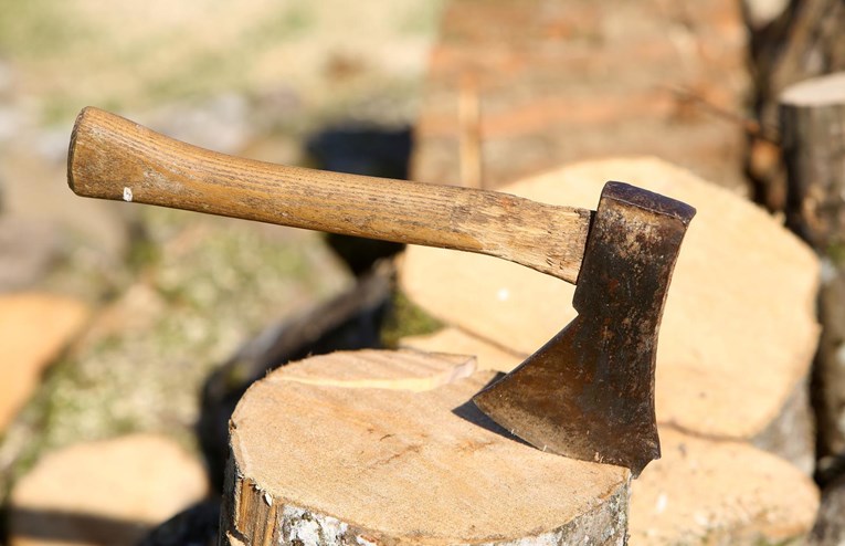 Sjekirom u Međimurju teško ozlijeđen muškarac