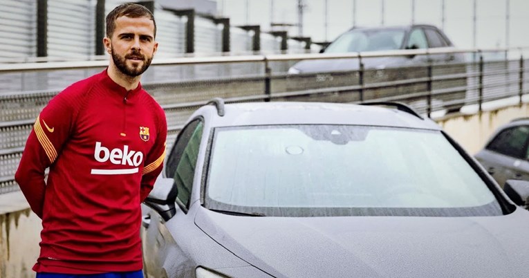Igrači Barcelone dobili nove automobile, Pjanić nije izgledao oduševljeno