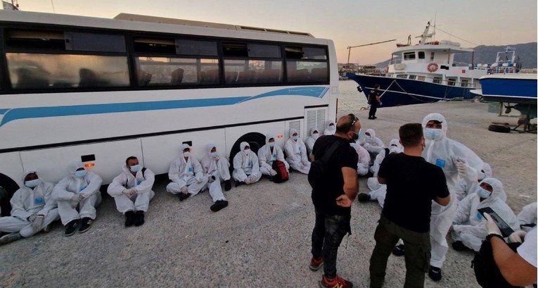 Grci spasili desetke golih migranata: "Turski tretman tih ljudi je sramota"
