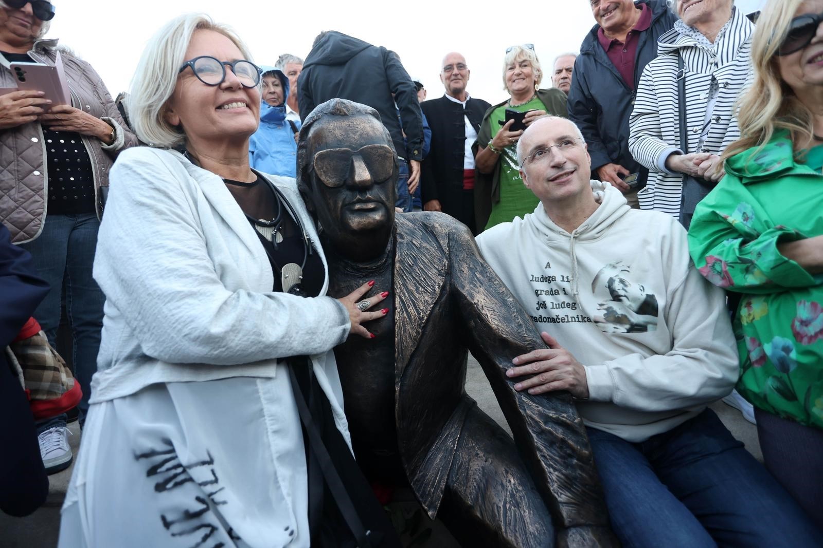 U Splitu otkriven spomenik Miljenku Smoji