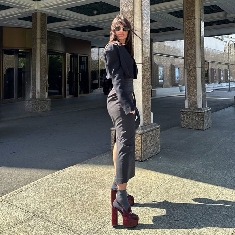 Supruga bivšeg Dinamovca pozirala ispred hotela u Zagrebu, nosila je cipele i čarape