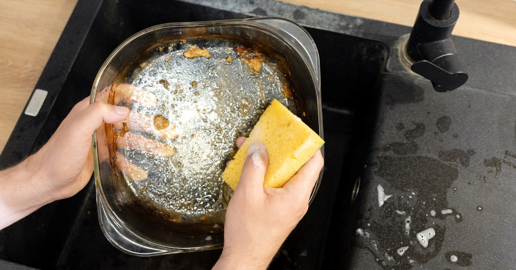 Mrzite čistiti prljavo vatrostalno posuđe? Uz ovaj trik to ide kao od šale