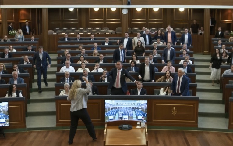 ВИДЕО Инцидент во Собранието на Косово: Пратеник фрлаше јајца кон Курти