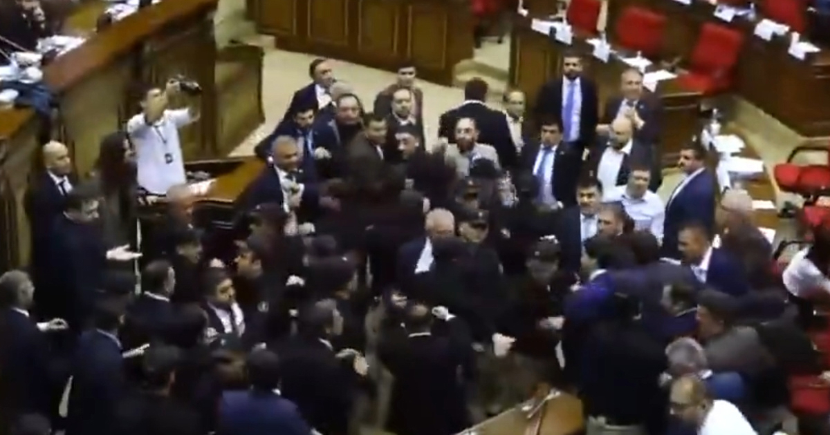 VIDEO Zastupnici se potukli u armenskom parlamentu. Letjeli su i stolci