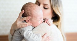 Zašto novorođene bebe plaču kad sjednete, a prestanu čim ustanete?