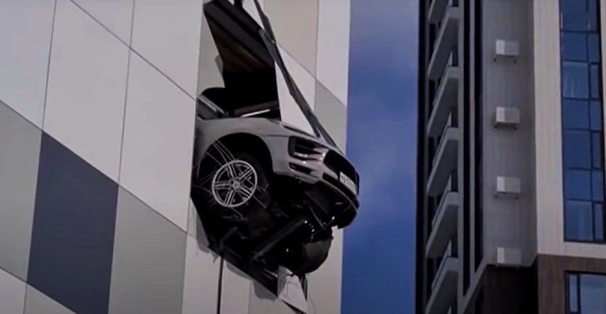 VIDEO Ruski hokejaš umalo se Porscheom sunovratio sa zgrade