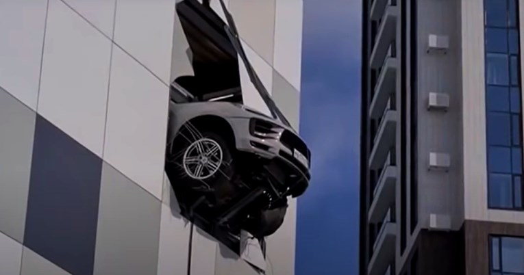 VIDEO Obitelj ruskog hokejaša umalo u Porscheu pala sa zgrade