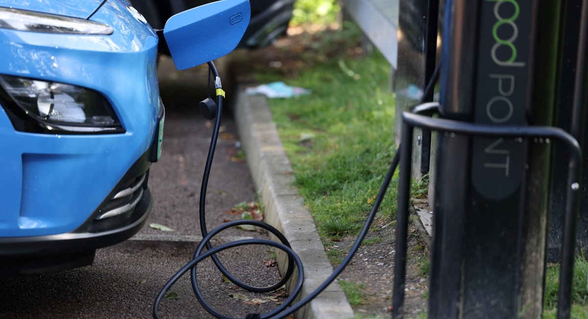 EU želi odgoditi novi režim trgovine električnim automobilima s Britanijom