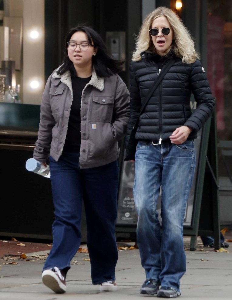 Meg Ryan snimljena u šetnji s 21-godišnjom kćeri Daisy koju je posvojila iz Kine
