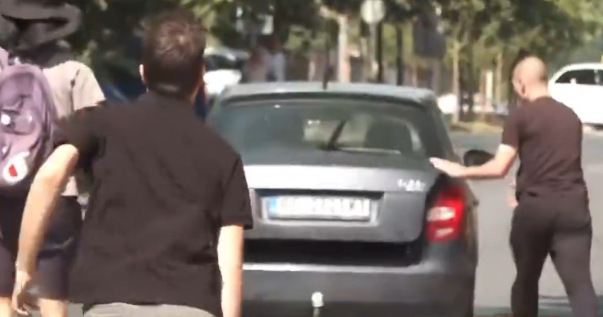 VIDEO Autom u Zemunu probili blokadu, prosvjednici trčali za suvozačem