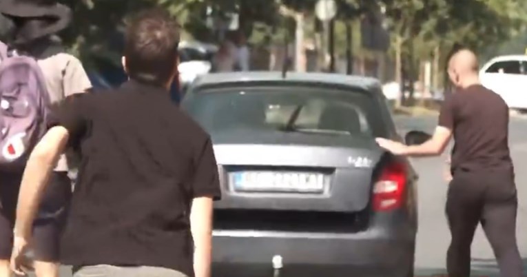 VIDEO Autom u Zemunu probili blokadu, prosvjednici trčali za suvozačem