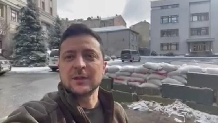 VIDEO Zelenskij se javio iz dvorišta: "Pada snijeg. To je proljeće koje smo dobili"
