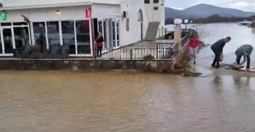 VIDEO I FOTO Dicmo pod vodom, poplavljene kuće, dio stanovnika evakuiran