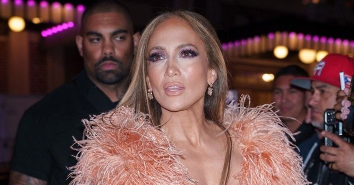 Jennifer Lopez doživjela modni gaf u New Yorku, slučajno pokazala bradavicu