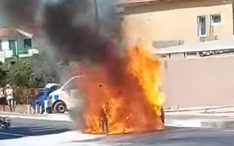 VIDEO Zapalio se auto na cesti u Šibeniku
