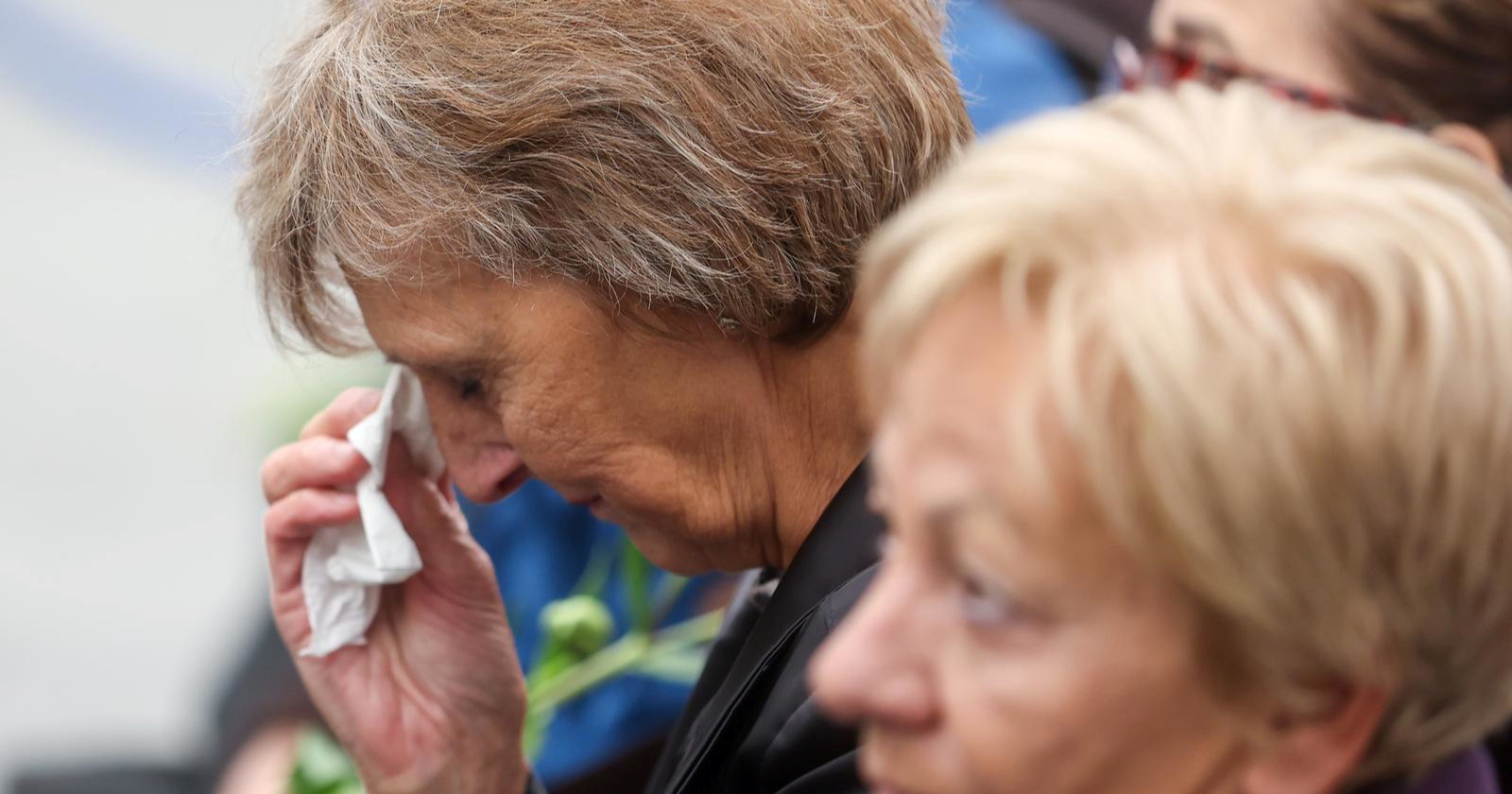 Građani na ekranu prate komemoraciju za Halida, mnogi plaču