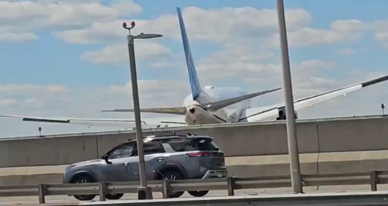 VIDEO Boeing pri slijetanju u SAD-u udario u rasvjetni stup i kamion