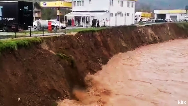 VIDEO Apokaliptične scene iz Sarajeva, prijeti urušavanje benzinske i motela