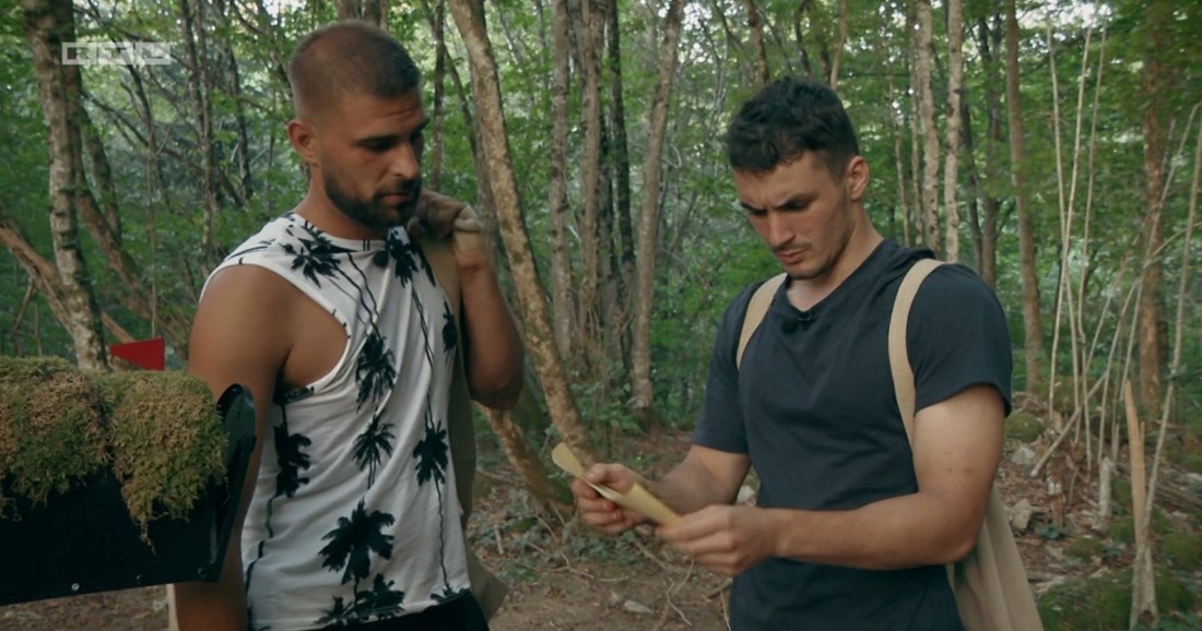 Darko i David izgubili u duelu pa smješteni u tajnu kolibu. Farmeri ne znaju za to