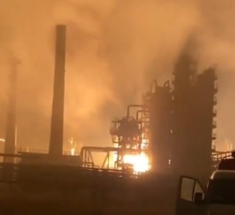 VIDEO Gori najveća Rosnjeftova rafinerija