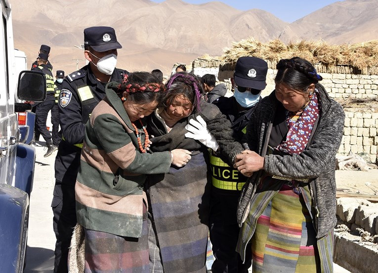 Stotine mrtvih, nekoliko stotina izvučeno iz ruševina. Traga se za živima u Tibetu