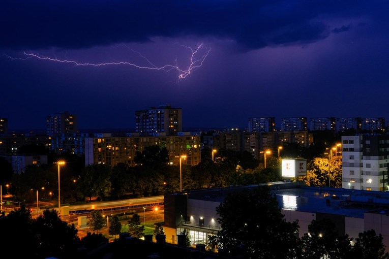 Ovako je izgledalo nebo iznad Zagreba tijekom olujnog nevremena