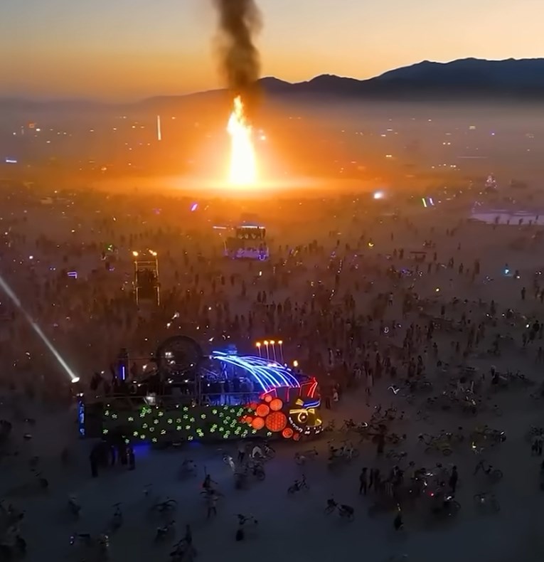 Ubojstvo na Burning Manu. Muškarac pronađen mrtav u lokvi krvi