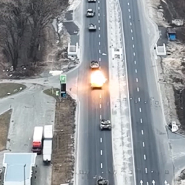 VIDEO Konvoj ruskih tenkova ide cestom. Pogledajte ukrajinsku zasjedu