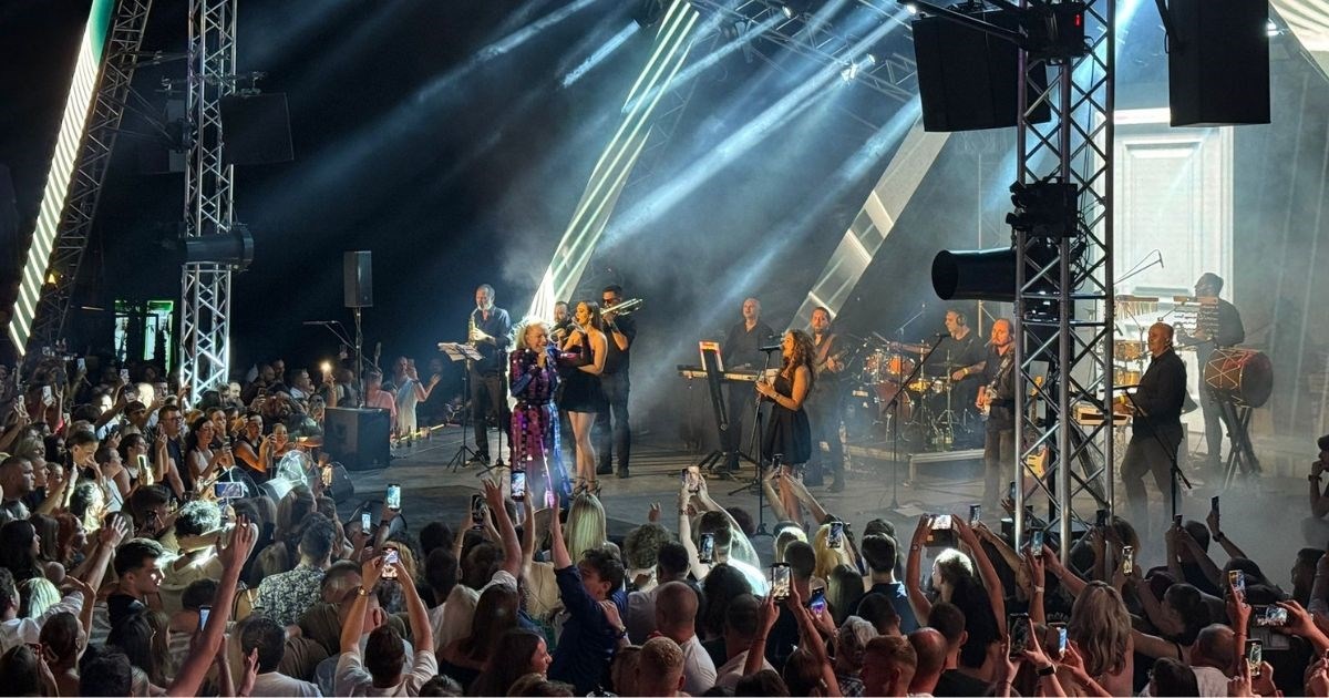 FOTO Udruge branitelja se bunile, no Lepa Brena ipak je nastupila na Krku