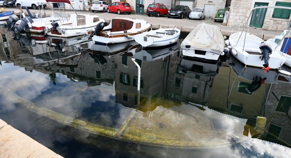 Ovaj prizor privlači pažnju Šibenčana dok šetaju uz more